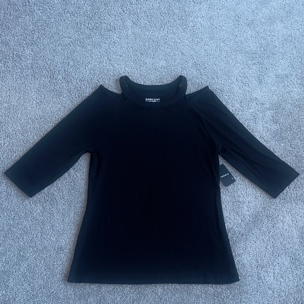 NWT Torrid peek a boo shoulder shirt